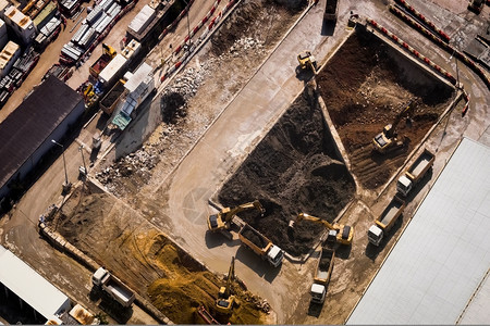 污染在香港建筑施工的空中观察挖土机和托盘卡车工具汽图片