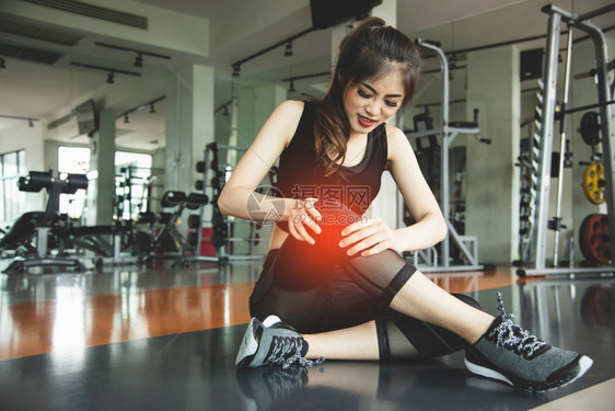 肌肉发达医疗的重量亚洲女在健身房运动中心膝关节锻炼时受伤医疗和保健概念锻炼训练主题人们健康的生活方式和休闲动问题图片