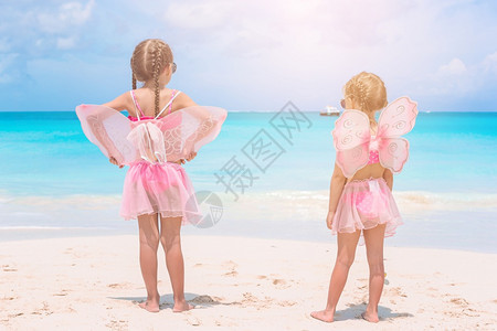 孩子夏日度假时海滩上可爱的小女孩与绿海和白沙一起在滩上玩得开心美丽的小女孩在海滩上很快乐海洋图片
