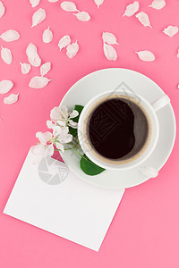 躺着以最起码的风格文本模板拟和复制明信片作并复空间用于展示咖啡杯和白苹果树花瓣在面粉红背景上的最高端创意平板概念春天为了图片