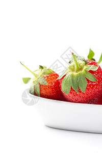 本土的在一个普通白陶瓷碗里种植的鲜家新草莓配有果汁成熟的红辣椒色全新家庭长成的草莓并配上绿色树条用于健康的指食小吃或做饭和烘烤成图片