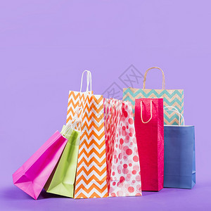 销售纸店铺彩色空购物袋紫背景解析和高品质的美丽光彩色鲜艳空购物袋紫背景优质美容照片概念优雅图片