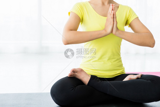 和平在Copy空间健身房内练习瑜伽训在黄色礼服和实践冥想健康生活方式和概念中加入黄装饰和实践沉思身体健康观在室内放松图片