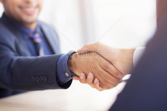 公司的商业界人士握手一起干新生意交易瓜拉纳皮图片