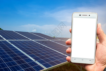 男子在太阳能电池板背景下使用智能手机模糊图像如可再生能源和清洁一工人建造控制板图片