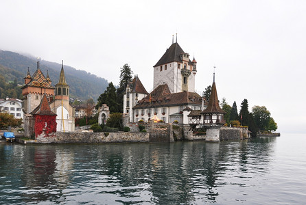 欧洲的自然全景瑞士Thun湖上的Oberhofen城堡图片