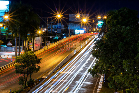 2018年6月日泰国Phitsanulok市路边夜间交通灯的颜色城市景观高速公路汽车图片