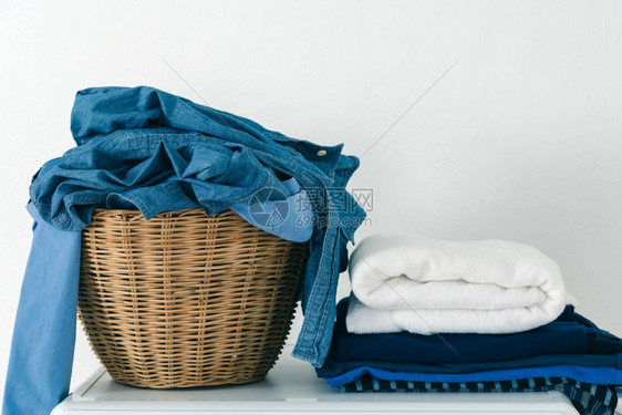 当代的房间洗钱用白色背景涤剂概念在篮子和洗衣机上把服紧贴起来用白色背景涂层织布图片