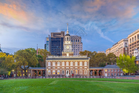 美国宾夕法尼亚州费城独立大厅日出历史落下夜晚图片