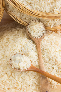 淀粉白饭舀木勺中生和未煮米野地浅深以木勺为焦点用主罐子家图片