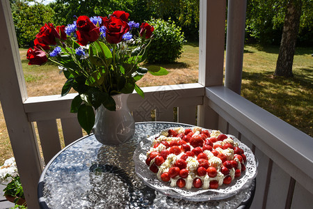 奶油庆典夏日盛宴在花园的桌子上加草莓蛋糕美丽的图片