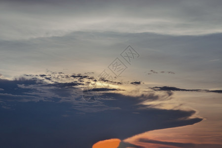 美丽的日落天空在云层上方闪耀着明亮的光芒美丽灿烂的日落风景复制空间无焦点具体来说丰富多彩的颜色自由图片