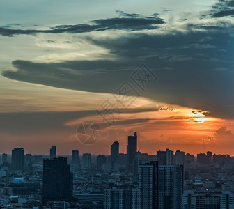 美丽的日落天空在云层上方闪耀着明亮的光芒美丽灿烂的日落风景复制空间无焦点具体来说灵感阳光草地图片