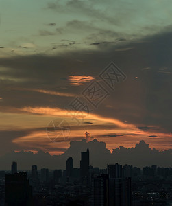 农村黄色的美丽日落天空在云层上方闪耀着明亮的光芒美丽灿烂的日落风景复制空间无焦点具体来说户外图片