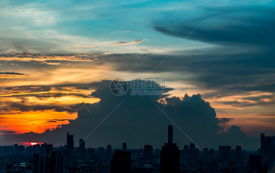 天线蓝色的美丽日落天空在云层上方闪耀着明亮的光芒美丽灿烂的日落风景复制空间无焦点具体来说场地图片