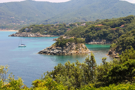 假期在意大利托斯卡纳Elba岛的Tyrhenian海游艇和船只意大利托斯卡纳放松爬坡道图片