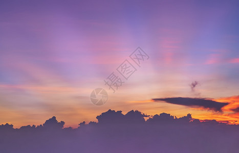 蓝色的夏天美丽日落空在云层上方闪耀着光芒美丽明亮的日落风景复制空间选择焦点自然图片