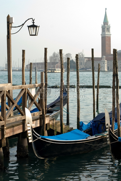 著名的涟漪水Gondolas在意大利威尼斯运河上停泊图片