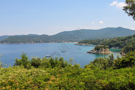 景观夏天爬坡道在意大利托斯卡纳Elba岛的Tyrrhenian海游艇图片