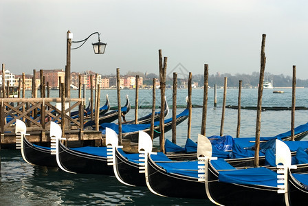 盛大欧洲意利威尼斯运河上的贡多拉斯绑图片