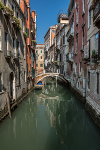 历史街道城市的意大利威尼斯典型运河桥梁和历史建筑意大利威尼斯图片
