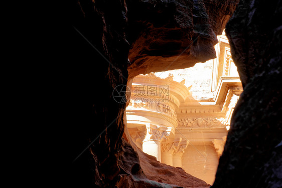 宝藏正面从中东部WadiMusaPetra约旦和Petra的岩石之间视角看佩特拉财宝馆哈兹涅图片
