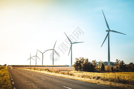 回转全球的荷兰农村风力涡轮机和工作风力涡轮机草图片