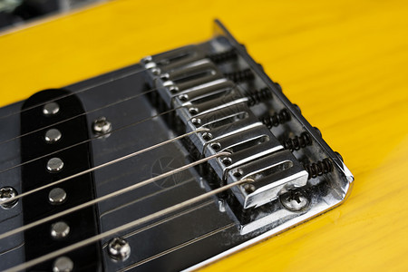 木头镀铬的制电动吉他和皮卡上的拉链压力器优质的黑色图片