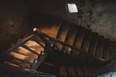 照亮了自然光点古老风格的木制楼梯在黑暗中扶手优质的老走图片