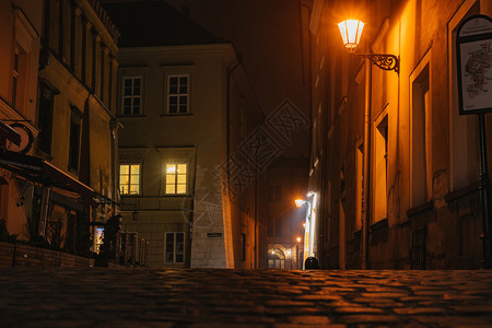 城市的夜晚欧洲古老狭小街道温暖的光照速连科复古的图片