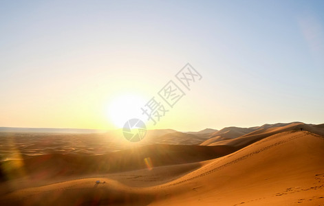 假期在摩洛哥梅祖加沙漠ErgChebbi撒哈拉沙漠Merzouga的沙丘上日出农村景观图片