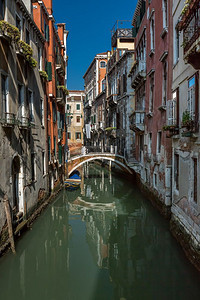 意大利威尼斯的典型运河桥梁和历史建筑意大利威尼斯蓝色的海城市图片