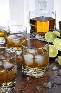 白兰地酒威士忌或朗姆酒石灰和眼镜冰食物假期喝图片