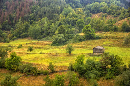 美丽的一座山上丘孤单老木屋旅行图片