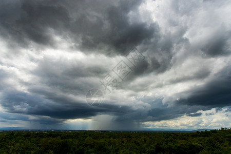 喜怒无常风景乌云与雨水自然环境黑暗大云乌暴白色的图片