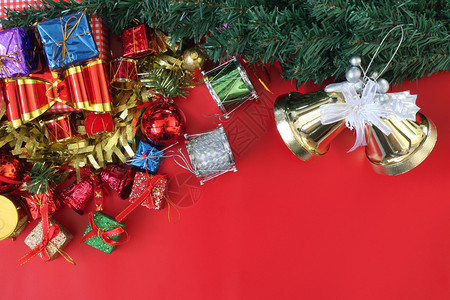 假期红色楼层Top视图上的圣诞成像装饰并有复制空间为您设计礼物了图片