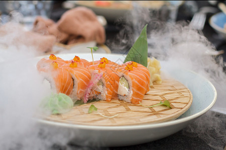 寒冷的新鲜寿司新鲜的在盘子上新鲜的寿司用冰冷冻螃蟹白饭图片