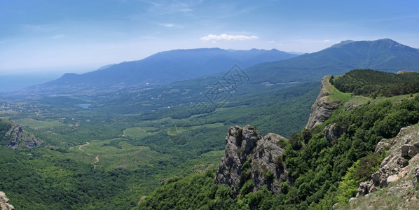 在克里米亚的Demerdzhi山上的Demerdzhi幽灵山谷中的美丽景色岩石高地范围图片
