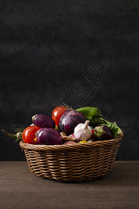 萝卜团体配有蔬菜混合的前视篮子摄影图片