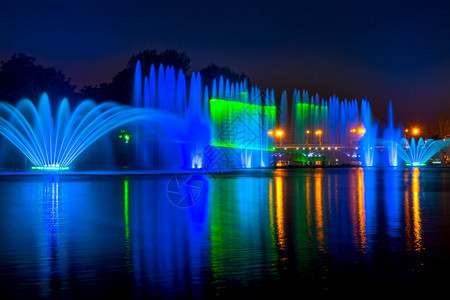 液体晚上海浪夏夜彩色喷泉和激光表演夏夜彩色喷泉图片
