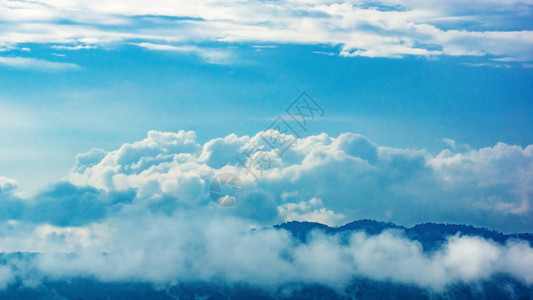 早晨蓝色的环境绿季雾中山脉的岳间图片