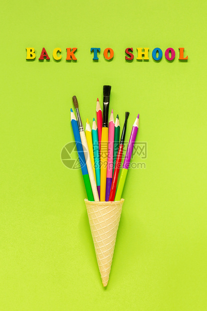 生动补给品文本回到学校和彩色铅笔画在绿纸背景上的华夫饼冰淇淋蛋筒概念教育平躺顶视图模板用于明信片文本回到学校和彩色铅笔画在华夫饼图片