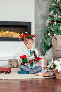 圣诞节居家玩耍的小男孩图片