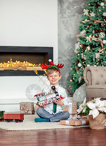小男孩圣诞节玩小火车图片