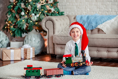 圣诞节小男孩收获玩具火车图片
