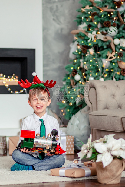 小男孩开心过圣诞节图片