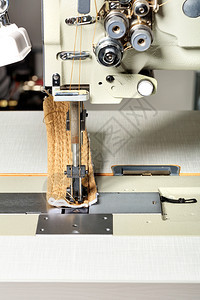生产包缝工作棒从事业缝纫机的一部分用于缝纫皮革和各种密织物制成的室内装饰家具缝纫机闭合复印空间制造家具内衣封闭的工业缝纫机作棒为图片