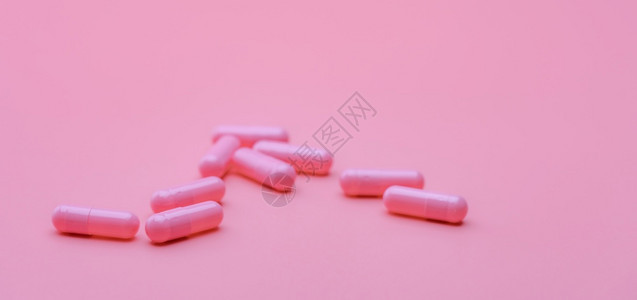 粉色背景上的药品图片