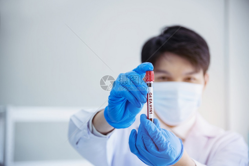 手拿血液样本的男科学家图片