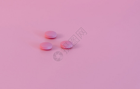 粉色背景上的药品图片